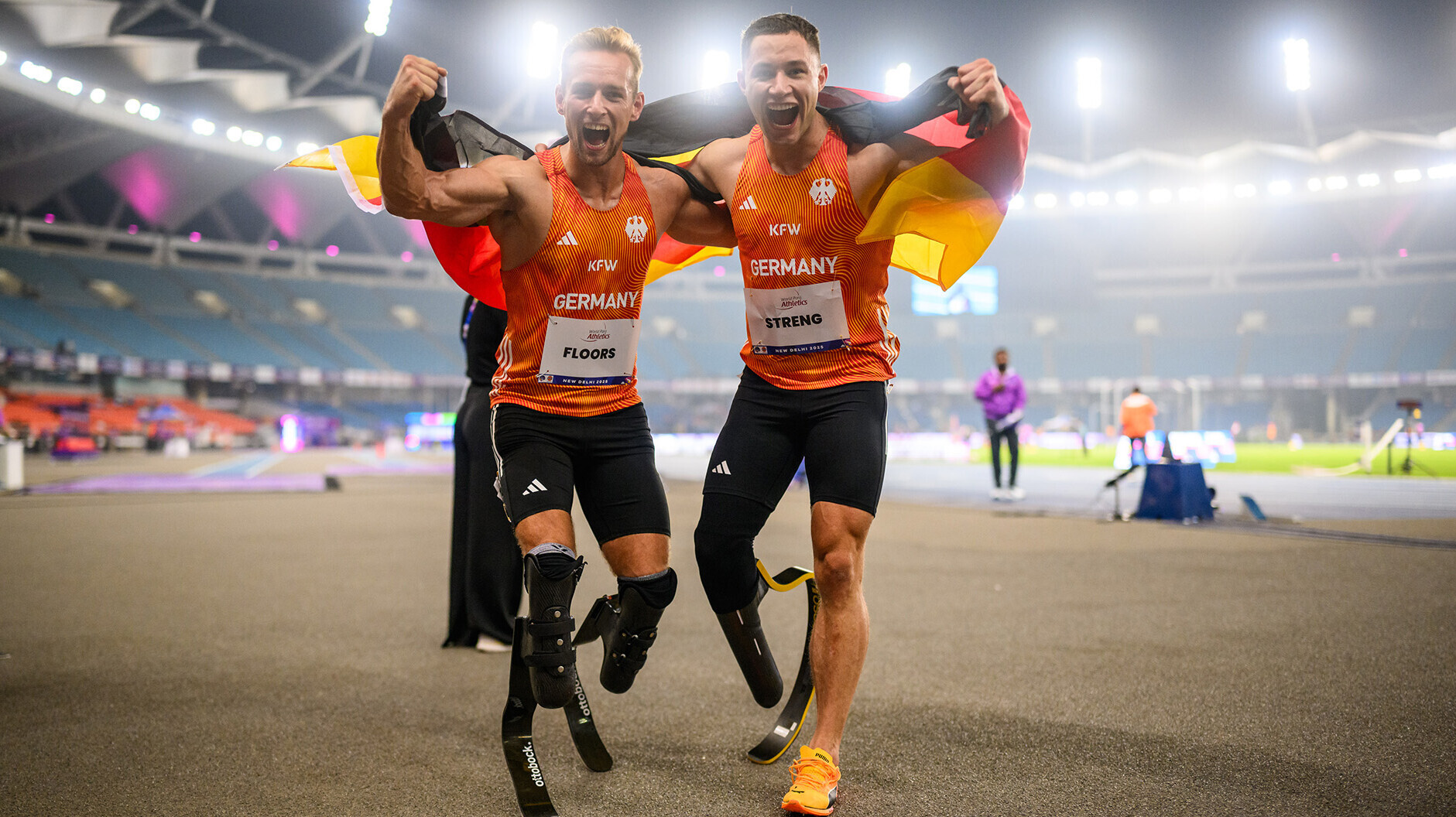 Johannes Floors und Felix Streng jubeln gemeinsam mit Deutschlandfahne