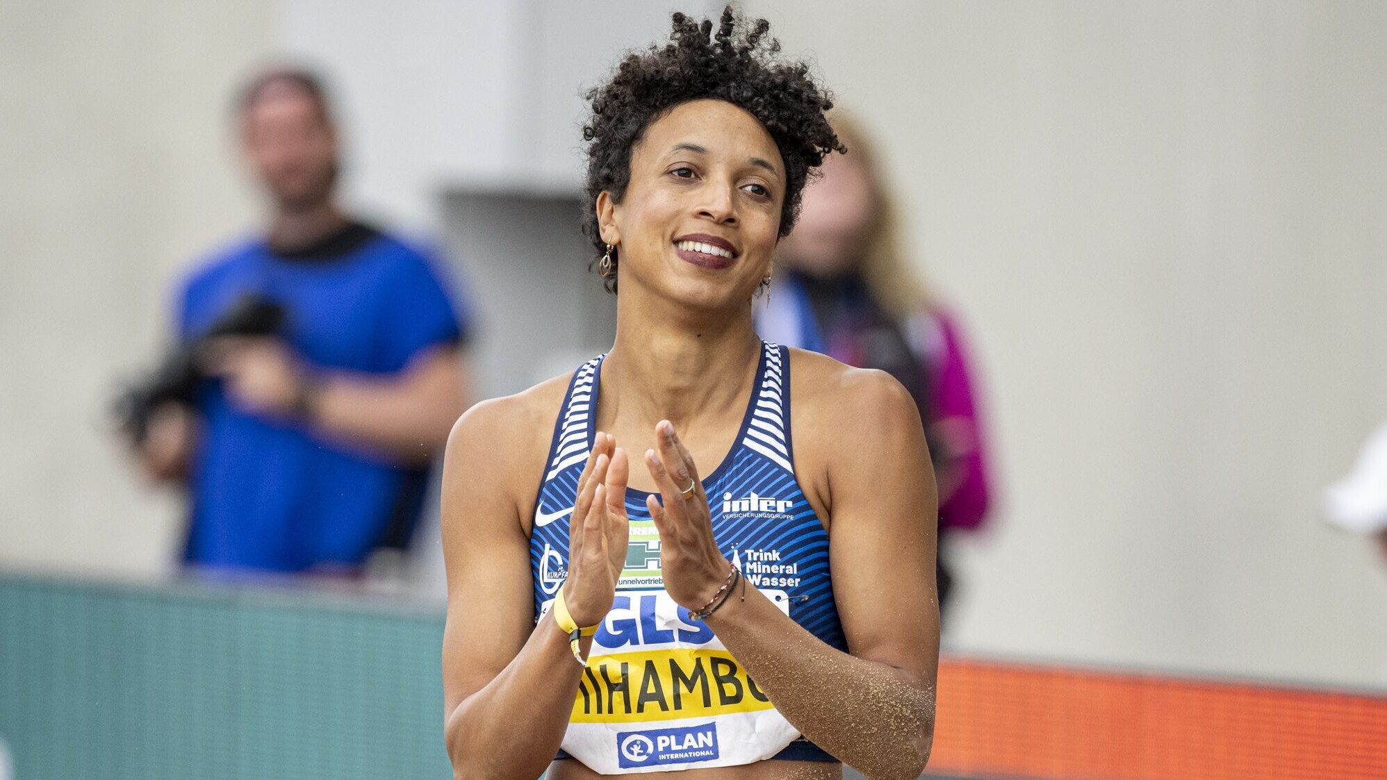 Malaika Mihambo klatscht nach einem Sprung in die Hände